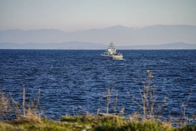 Unser Foto (© Eurokinissi) entstand am Dienstagmorgen (1.3.) am Strand von Epano Skala auf der Insel Lesbos.