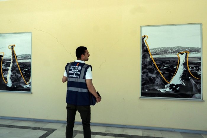 Unser Archivfoto (© Eurokinissi) entstand während der Inspektionen des Katastrophenschutzes nach einem Erdbeben auf der Insel Euböa.