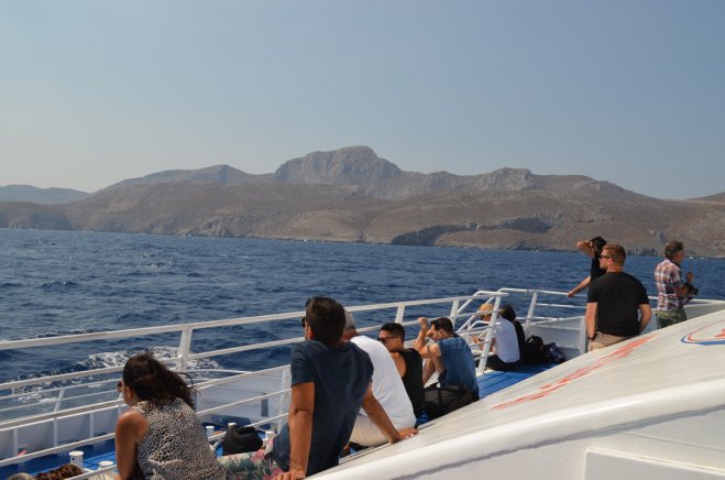 Foto (© Griechenland Zeitung / Jan Hübel): Touristen auf dem Meer.