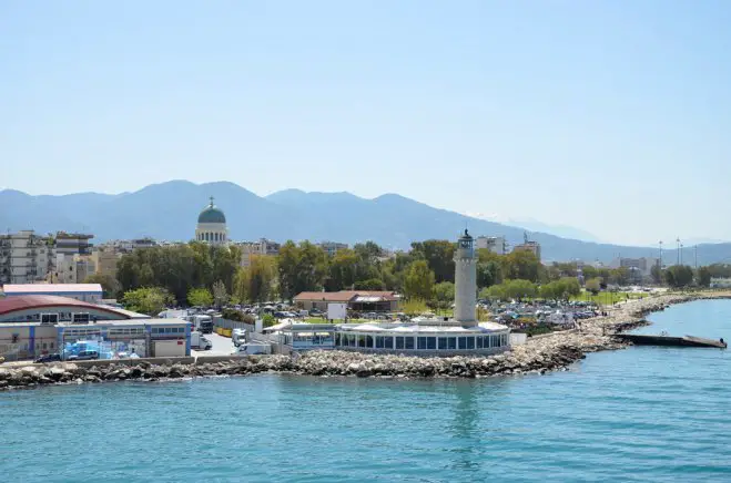 Unser Archivfoto (© Griechenland Zeitung/Jan Hübel) zeigt den Leuchtturm in der Hafenstadt Patras auf der Peloponnes.