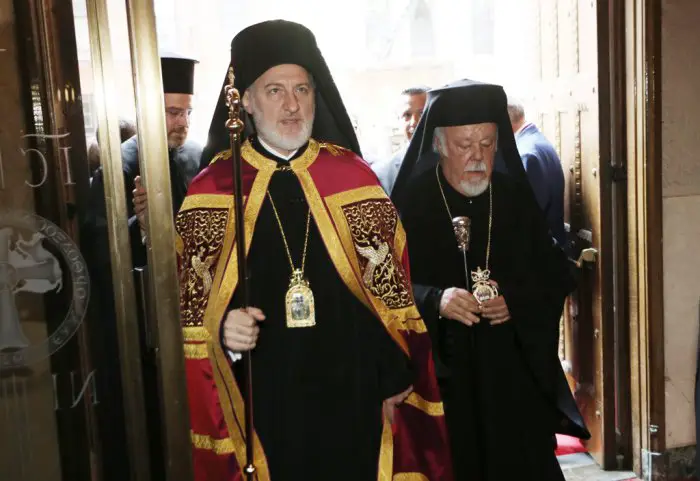 Unser Archivfoto (© Eurokinissi) zeigt den orthodoxen Erzbischof von Amerika Elpidophoros (l.)