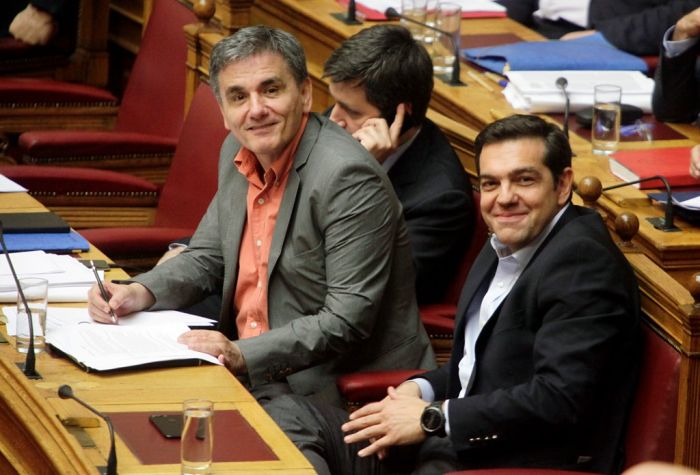 Unser Foto (© Eurokinissi) zeigt Ministerpräsident Alexis Tsipras (r.) mit Finanzminister Evklidis Tsakalotos während der Debatte im Parlament am Mittwoch.