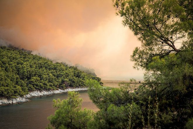 Unsere Fotos (© Eurokinissi) entstanden am Sonntag (22.7.) während der Löscharbeiten eines Waldbrandes in der Gegend Amarantos auf der Insel Skopelos.  