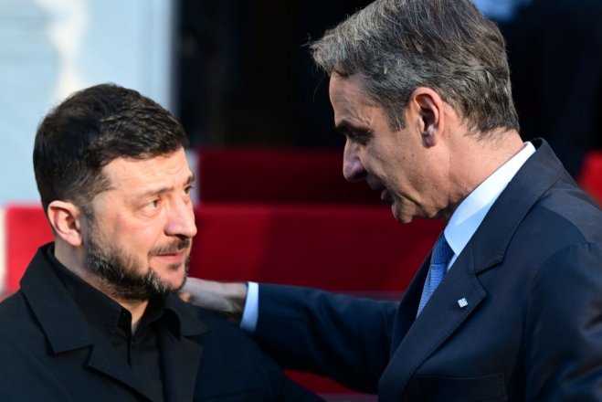 Unser Archivfoto (© Eurokinissi) entstand während eines früheren Treffens zwischen Premierminister Kyriakos Mitsotakis (r.) und dem Präsidenten der Ukraine Wolodymyr Selenskyj.