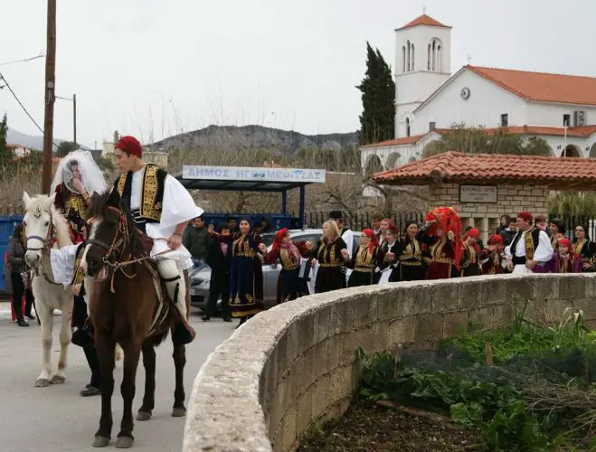 Unser Archivfoto (© Eurokinissi) entstand bei einer traditionellen Hochzeit in Igoumenitsa.