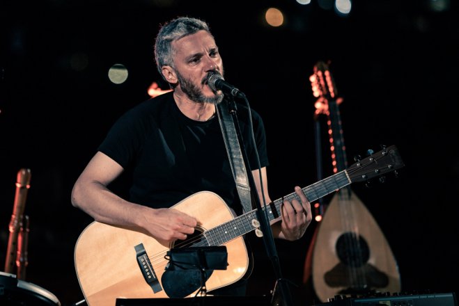 Das Foto (© Greekfestival / Stavros Habakis) zeigt den Sänger Alkinoos Ioannidis