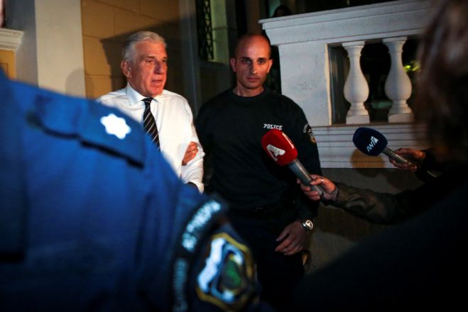 Unser Foto (© Eurokinissi) zeigt die Überführung des früheren Verteidigungsministers Jannos Papantoniou in die Untersuchungshaft am Dienstagabend.