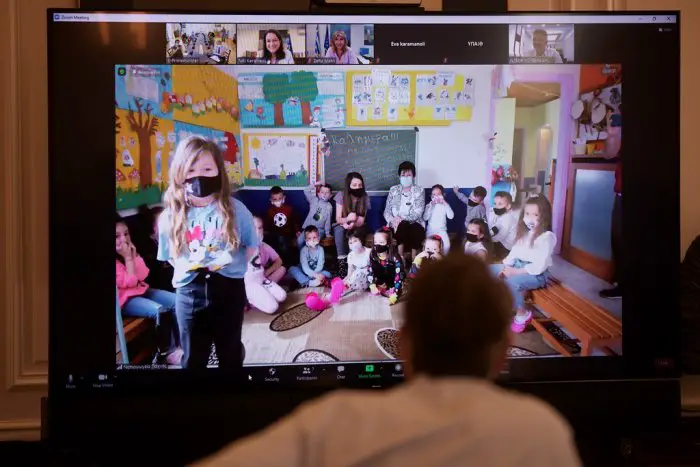 Unser Foto (© Pressebüro des Ministerpräsidenten / Dimitris Papamitsos) entstand während der Videokonferenz zwischen Premierminister Kyriakos Mitsotakis und Schülerinnen und Schülern der Grundschule von Pachni in der nordgriechischen Region Xanthi.