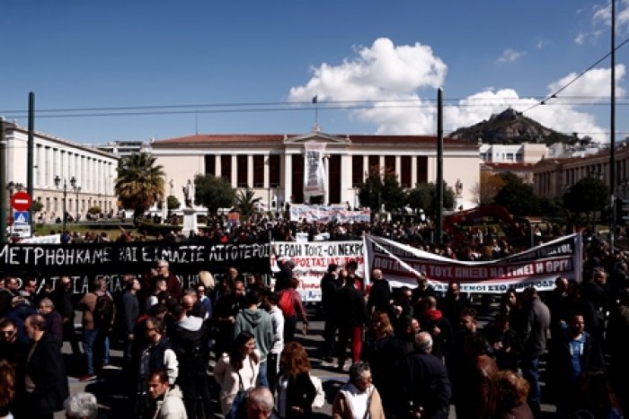 Vor der Großdemo auf dem Syntagmaplatz versammelen sich die Kundgebungsteilnehmer an verschiedenen Punkten der Stadt. (Foto, © Eurokinissi) 