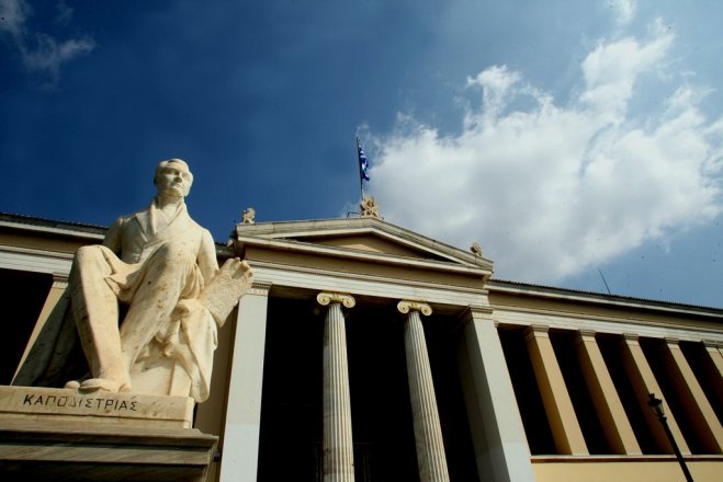 Unser Archivfoto (© Eurokinissi) entstand vor dem Universitäts-Gelände in Athen.