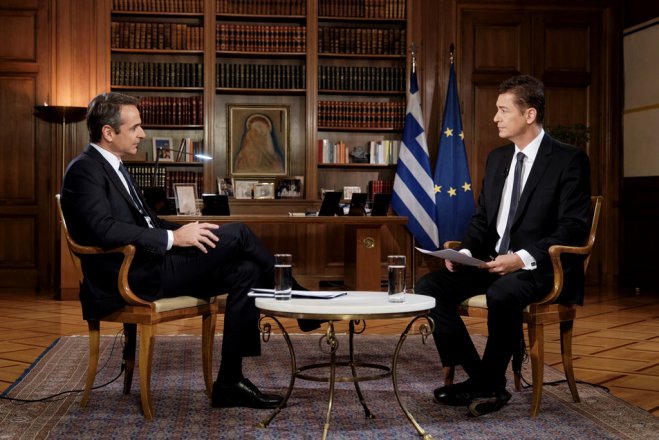 Unsere Fotos (© Pressebüro des Ministerpräsidenten / Dimitris Papamitsos) entstanden am Donnerstag (16.1.) während eines Fernsehinterviews von Premier Kyriakos Mitsotakis gegenüber dem Sender Alpha.