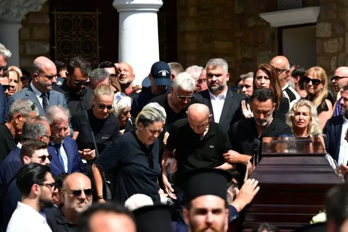 Unser Foto (© Eurokinissi) zeigt den Sarg von Mazonakis.