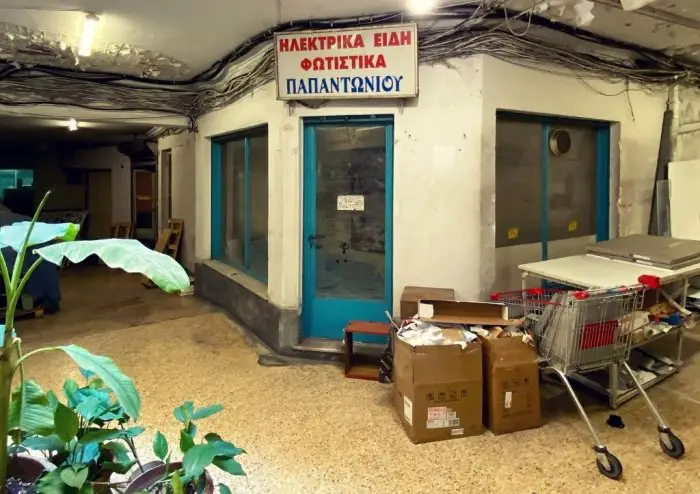 Das Foto (© Archiv) zeigt die kleine Galerie in der Aristeidou Straße.