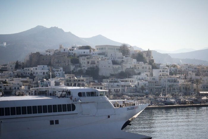 Unser Archivfoto (© Eurokinissi) zeigt den Hafen von Naxos.