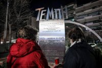 Unser Archivfoto (© Eurokinissi) zeigt ein Mahnmal für die Opfer des Tempi-Zugunglücks in Larissa.