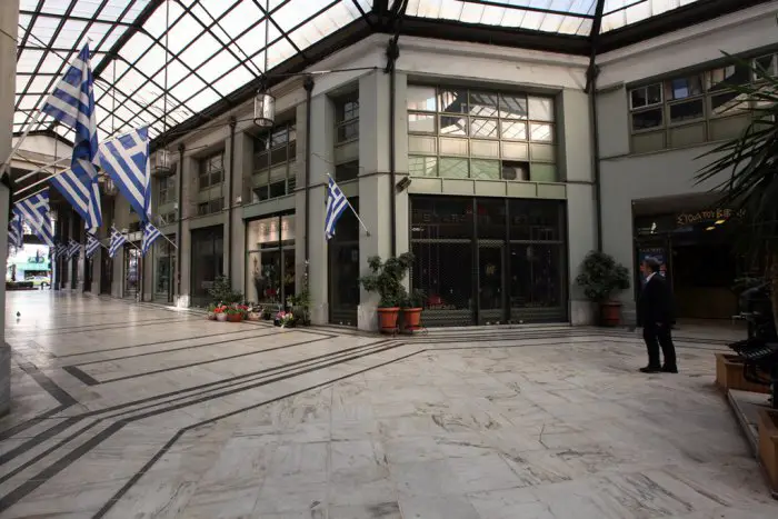 Unsere Archivfotos (© Eurokinissi) zeigen einen Teil der „Passage des Buches“ im Athener Zentrum.