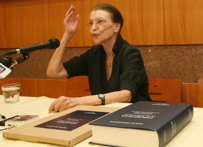 Unser Archivfoto (© Eurokinissi) zeigt Schriftstellerin Amalia Megapanou während einer Buchvorstellung.