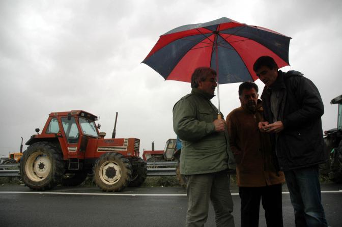 Straßensperrungen der Bauern lösen sich langsam auf