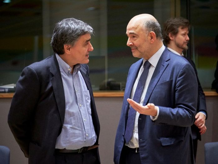 Unser Foto zeigt Griechenlands Finanzminister Evklidis Tsakalotos (l.) während des Treffens der Eurogruppe am Montag im Gespräch mit dem EU- Wirtschafts- und Währungskommissar Pierre Moscovici.