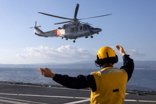 Unser Foto (© Eurokinissi) entstand am 9. März während eines offiziellen Besuchs von Premierminister Kyriakos Mitsotakis und des französischen Staatspräsidenten Emmanuel Macron auf Zypern.
