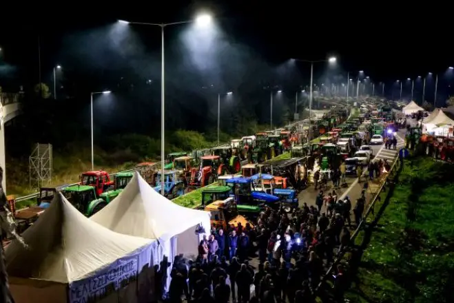 Unser Archivfoto (© Eurokinissi) entstand während einer Blockade von Landwirten in Nica.