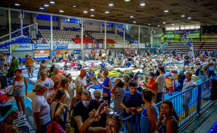 Unser Archivfoto (© Eurokinissi) zeigt evakuierte Touristen im Juli 2023 auf der Insel Rhodos.