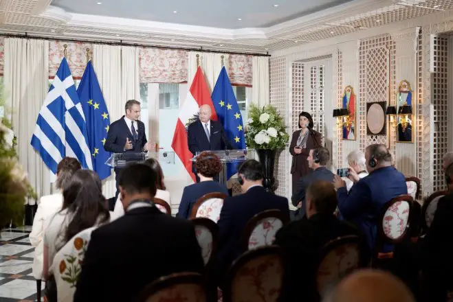 Unser Foto (© Eurokinissi) entstand während des Treffens zwischen Premierminister Kyriakos Mitsotakis (l.) und dem österreichischen Bundeskanzler Christian Stocker in Salzburg.