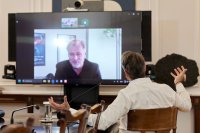 Unser Foto (© Eurokinissi) entstand während des Videogesprächs zwischen Premierminister Kyriakos Mitsotakis und dem britischen Regisseur Christopher Nolan.