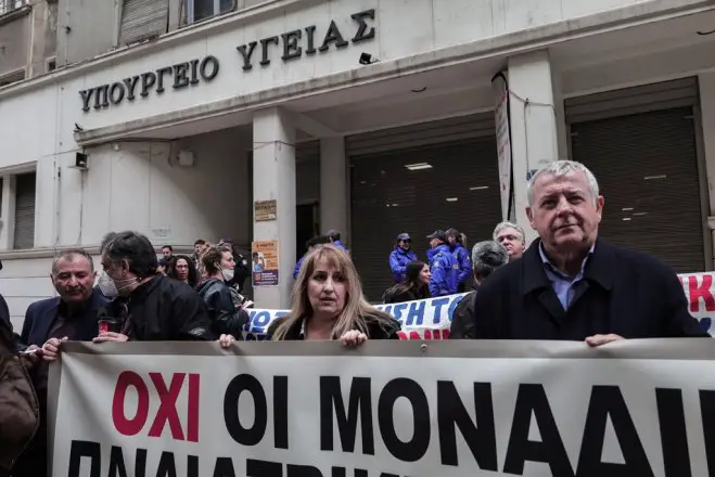 Unser Foto (© Eurokinissi) entstand am Dienstag (28.2.) während einer Demonstration des Personals in den Kinderkrankenhäusern „Agia Sofia“ und „P. A. Kyriakou“.