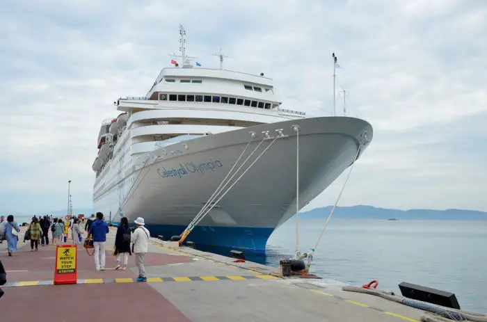 Unser Foto zeigt das Schiff „Celestyal Olympia“, das vorwiegend zu Destinationen in der Ägäis unterwegs ist. Es läuft u. a. die Inseln Santorin, Mykonos und Patmos an. Die beiden unter griechischer Regie stehenden Schiffe des Unternehmens Celestyal Cruises sind eine gute Option, zu überdimensionierten Kreuzfahrtschiffen, die häufig mehrere Tausend Passagiere an Bord haben. Die Verkehrssprache auf dem Schiff ist Englisch, auch viele Griechen nutzen die Angebote des Unternehmens. (Foto: © Griechenland Zeitung / jh)