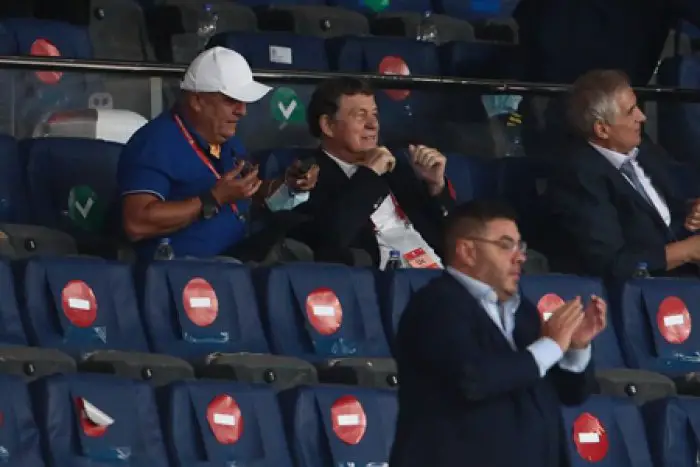 Foto (© Eurokinissi): Otto Rehhagel applaudiert dem Sieg der griechischen Nationalmannschaft.