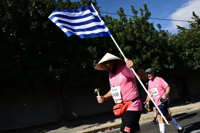 Unser Archivfoto (© Eurokinissi) entstand im November 2024 während des Athener Marathonlaufs „The Authentic“.