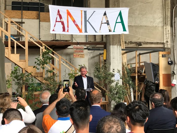 Das Foto (© Julian Gefeke) zeigt Jean Asselborn bei der Einweihungsansprache des ANKAA-Projekts in Athen.