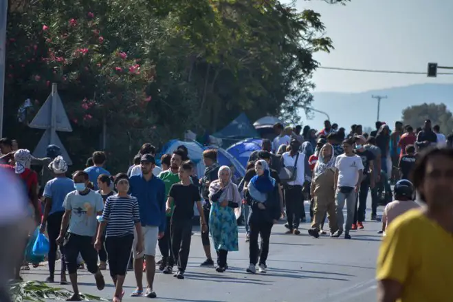 Unser Foto (© Eurokinissi) entstand am Freitag, 11.9., außerhalb des durch Feuer zerstörten Flüchtlingslagers bei Moria. 