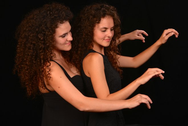 Foto (© Amanda Holmes): Danae und Kiveli: Pianistinnen und Festivalorganisatorinnen
