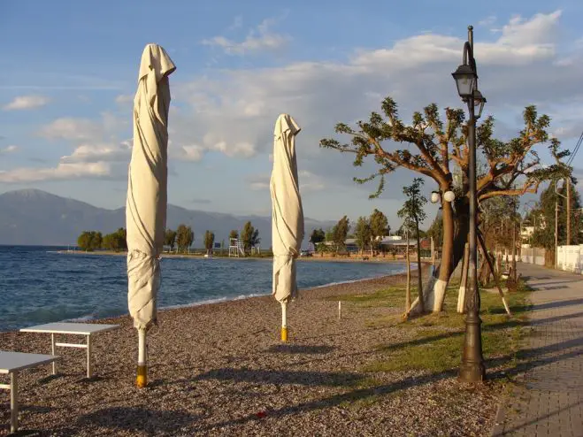 Unser Foto (© Jan Hübel / Griechenland Zeitung) entstand am Akoli-Strand (bei Ägion / Selianitika). Hier in der Nähe finden die Veranstaltungen des Hellenikon Idyllion statt.