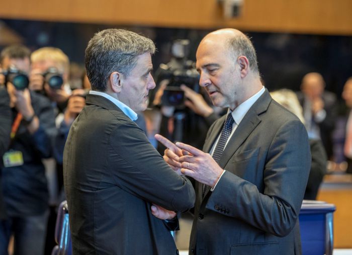 Unser Archivfoto (© Eurokinissi) zeigt den griechischen Finanzminister Evklidis Tsakalotos (l.) im Gespräch mit dem EU-Wirtschafts- und Währungskommissar Pierre Moscovici.