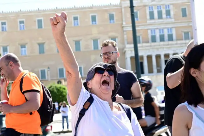 Unser Archivfoto (© Eurokinissi) entstand während einer Demonstration vor dem Parlament in Athen.