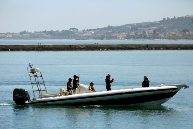 Unser Archivfoto (© Eurokinissi) zeigt ein Boot der griechischen Küstenwache im Hafen vom Mytilini.
