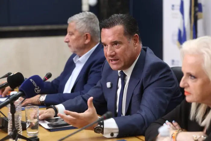 Unser Foto (© Eurokinissi) entstand während der Pressekonferenz im Gesundheitsministerium.