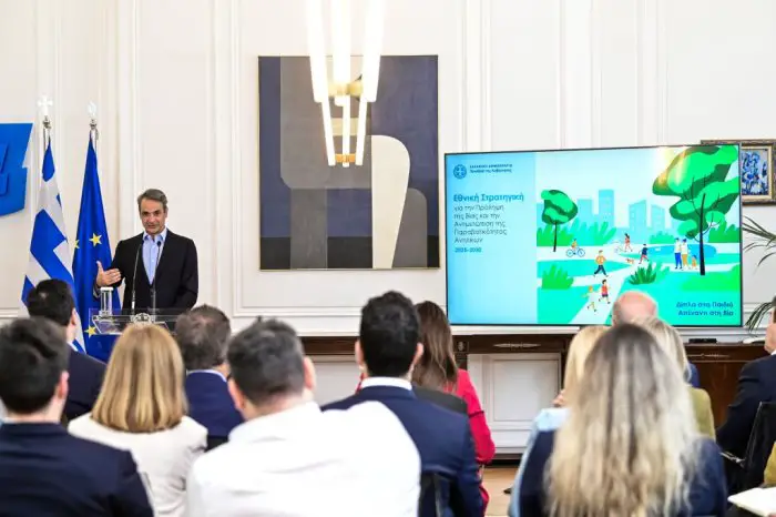 Unser Foto (© Eurokinissi) zeigt Premierminister Kyriakos Mitsotakis während der Vorstellung der nationalen Strategie gegen die Gewalt und Kriminalität unter Minderjährigen.