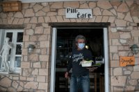 Unser Foto (© Eurokinissi) entstand Ende Mai auf der Insel Angistri im Saronischen Golf, die sich ebenfalls auf die ersten Touristen vorbereitet.