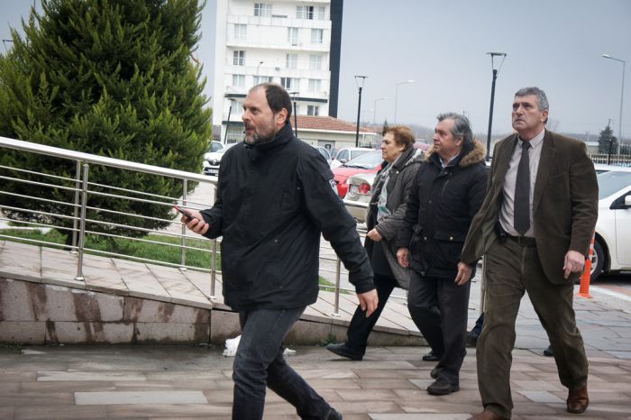 Unser Foto (© Eurokinissi) entstand Anfang März in Edirne, als Verwandte die beiden inhaftierten Militärs besuchen durften.