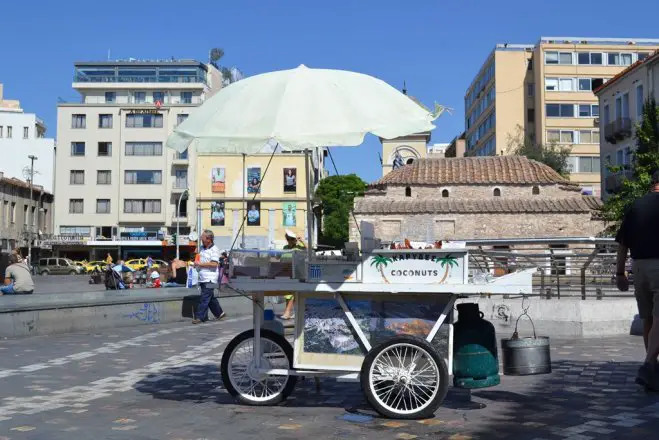 Foto (© Griechenland Zeitung / Jan Hübel): Monastiraki Platz, Athen.