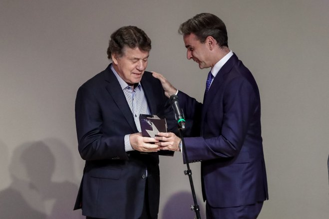 Unser Foto (© Eurokinissi) zeigt Otto Rehhagel und Kyriakos Mitsotakis bei der Preisverleihung der Gazzetta Awards in Athen.