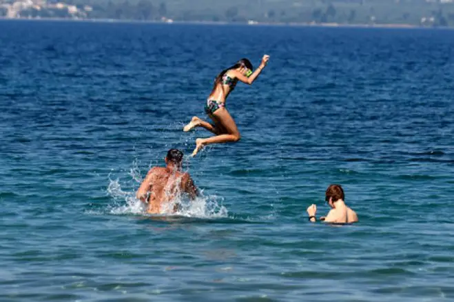 Spiele im Wasser (Foto: © Eurokinissi). Die Meerestemperaturen bewegen sich in Hellas zwischen 26 und 28° C.