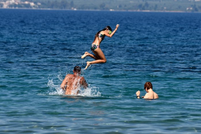 Spiele im Wasser (Foto: © Eurokinissi). Die Meerestemperaturen bewegen sich in Hellas zwischen 26 und 28° C.