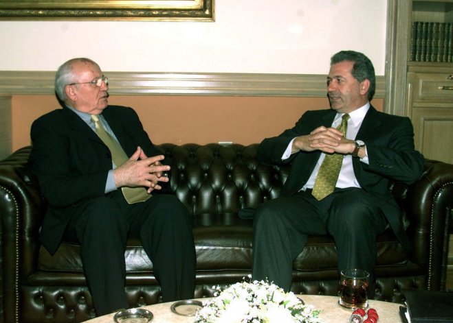 Unser Archivfoto (© Eurokinissi) entstand während eines Treffens zwischen dem früheren Staatspräsidenten der Sowjetunion Michail Gorbatschow (l.) und dem damaligen Bürgermeister der griechischen Hauptstadt Athen Dimitris Avramopoulos im Jahr 2002.