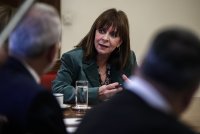 Unser Archivfoto (© Eurokinissi) zeigt die griechische Staatspräsidentin Katerina Sakellaropoulou beim Dialog in dieser Woche.