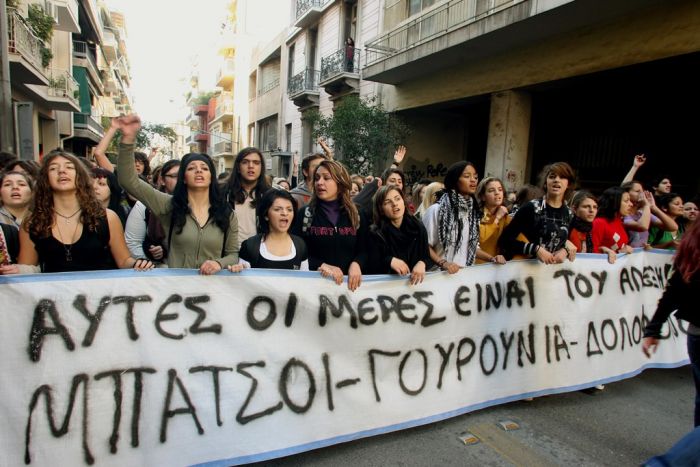 Unser Aufmachungsfoto (© Eurokinissi) entstand bei einer Protest-Kundgebung von Schülern am 8. Dezember 2008 kurz nach der Ermordung des Schülers Alexandros Grigoropoulos. Bild Nr. 2 zeigt Grigoropoulos kurz vor seiner Ermordung. Die anderen Aufnahmen entstanden am 6. Dezember 2016 im Athener Stadtzentrum.